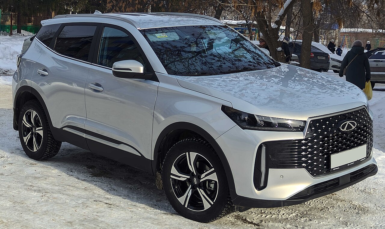 Серебристый Chery Tiggo 4, вид спереди