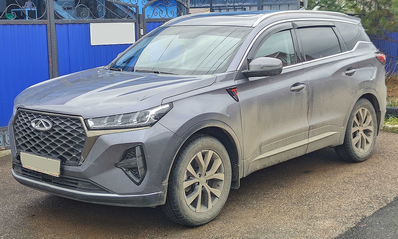 Серый Chery Tiggo 7 Pro Max, вид спереди в три четверти