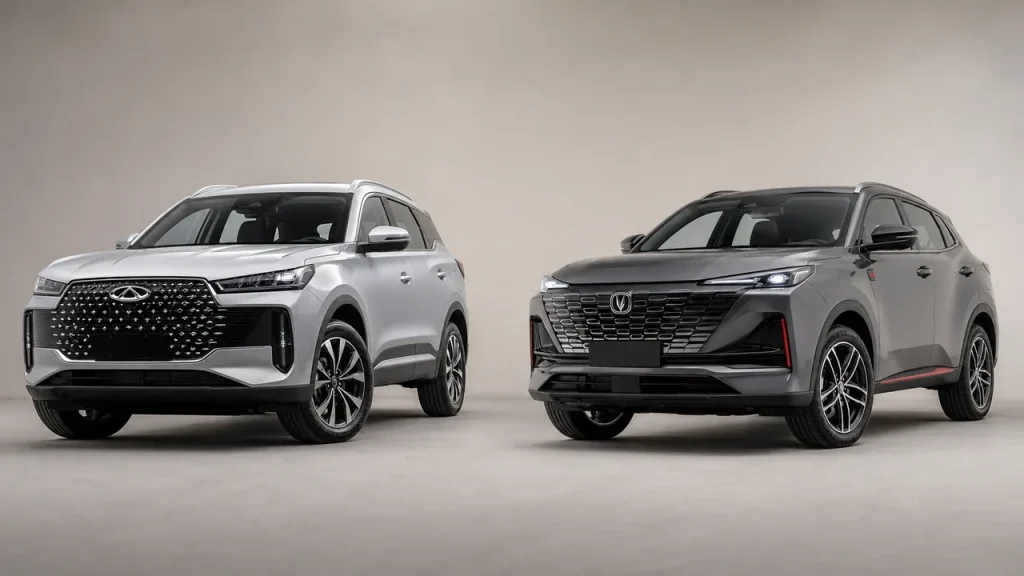 Chery Tiggo 7L и Changan UNI-S рядом на светлом студийном фоне