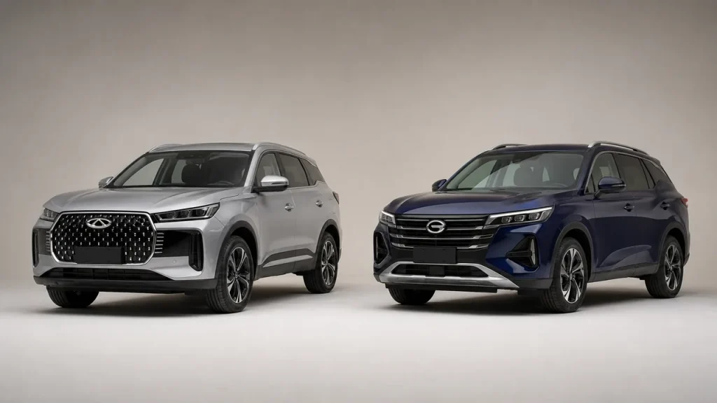 Chery Tiggo 7L и GAC GS4 рядом на светлом студийном фоне