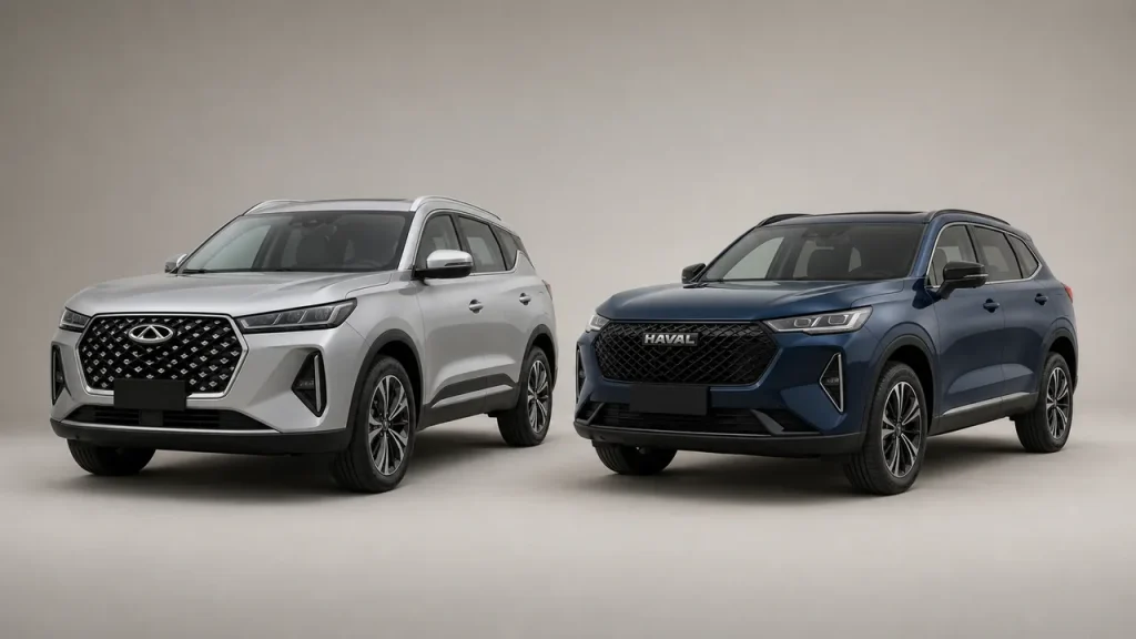 Chery Tiggo 7L и Geely Atlas рядом на светлом студийном фоне