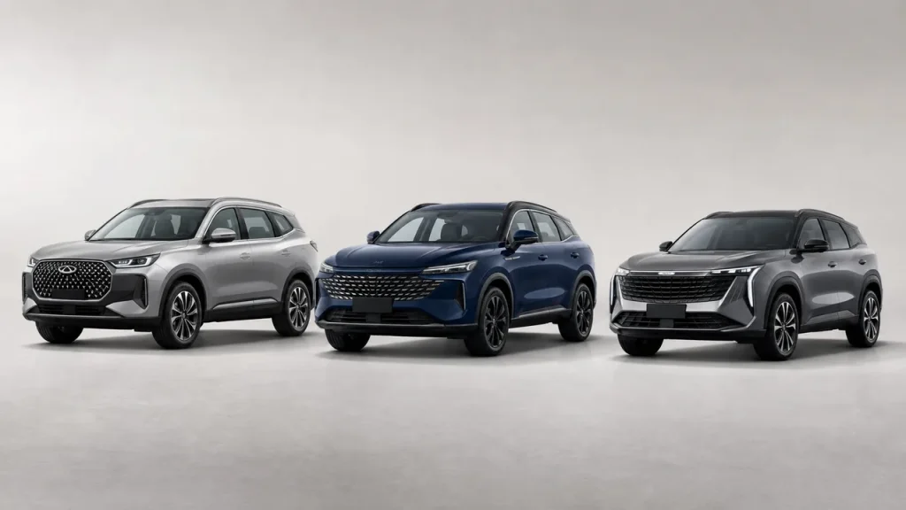 Chery Tiggo 7L, Haval F7 и Geely Atlas рядом на светлом студийном фоне