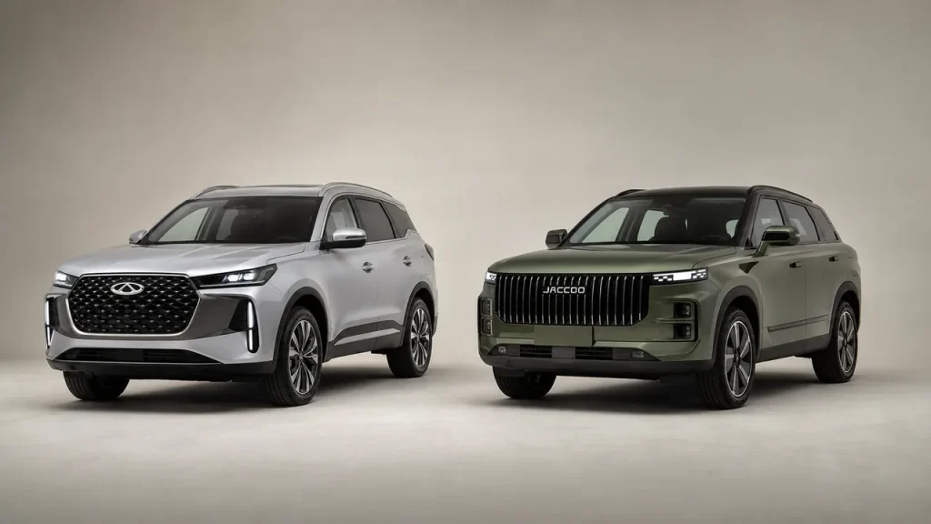 Chery Tiggo 7L и Jaecoo J7 рядом на светлом студийном фоне