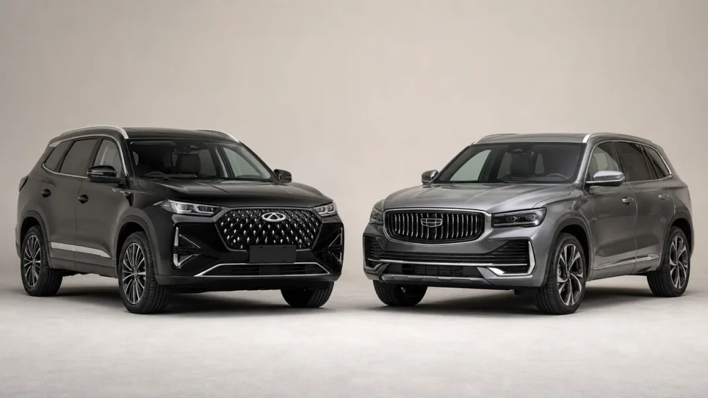 Chery Tiggo 8 Pro Max и Geely Monjaro 2023 рядом на светлом студийном фоне