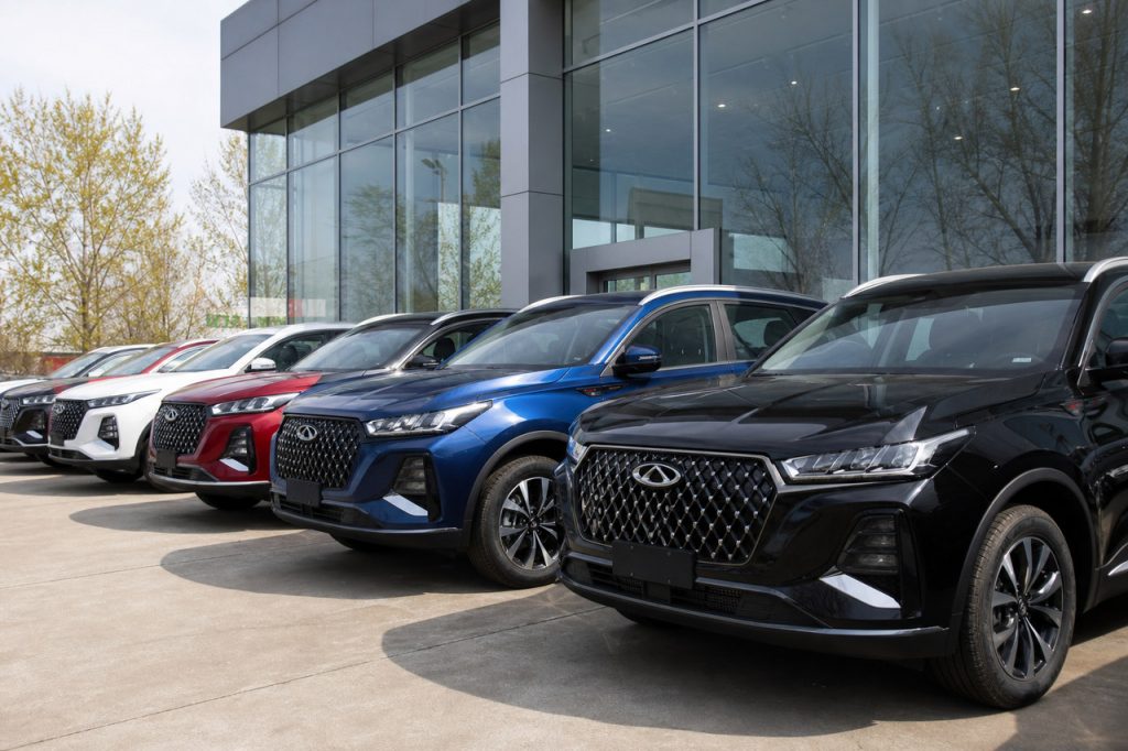 Редакционная иллюстрация к новости «Chery снизила цены и ввела скидки на кроссоверы Tiggo в апреле 2025 года»