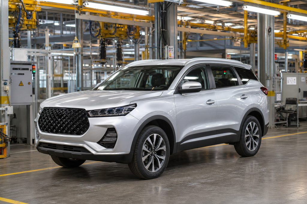 Редакционная иллюстрация к новости «Chery Tiggo 7 Pro начали собирать на бывшем заводе Nissan»