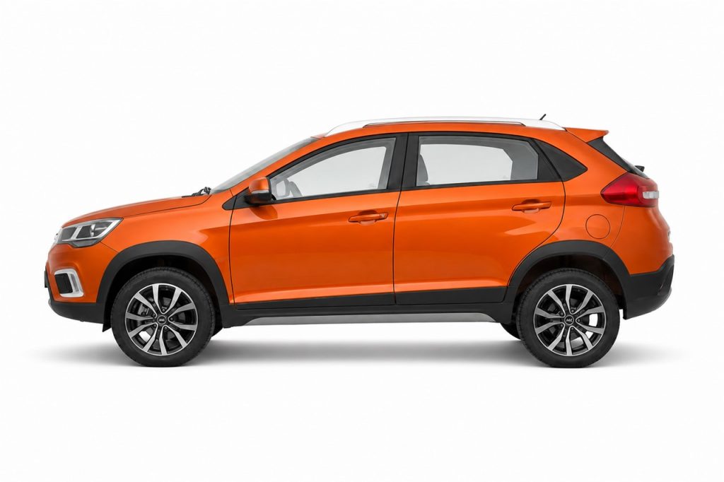 Chery Tiggo 2, строгий вид сбоку на светлом студийном фоне