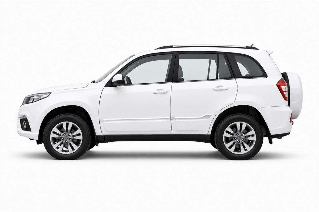 Chery Tiggo 3, строгий вид сбоку на светлом студийном фоне