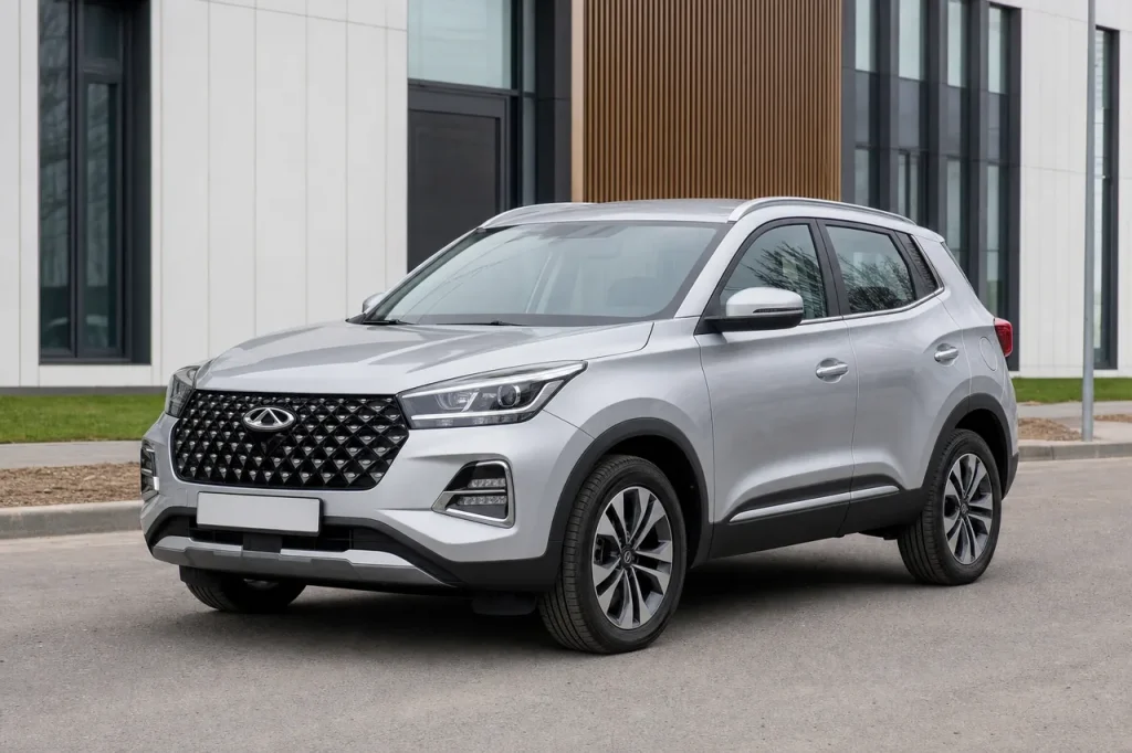 Белый Chery Tiggo 4 Pro, вид спереди в три четверти на городской улице