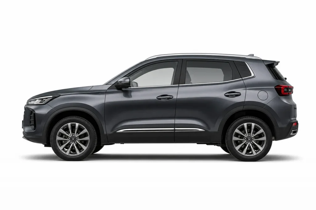 Графитовый Chery Tiggo 4 Pro, вид строго сбоку на светлом студийном фоне