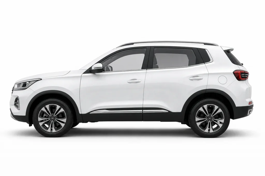 Белый Chery Tiggo 4, вид строго сбоку на светлом студийном фоне