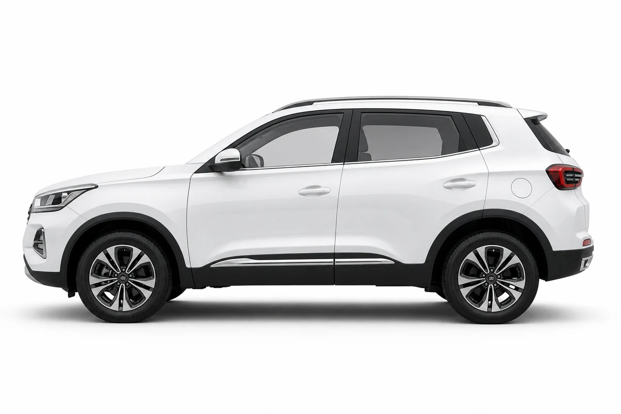Белый Chery Tiggo 4, вид строго сбоку на светлом студийном фоне