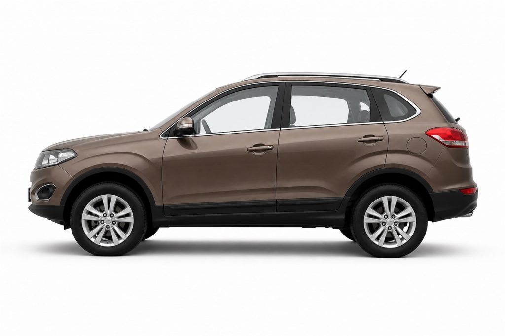 Chery Tiggo 5, строгий вид сбоку на светлом студийном фоне