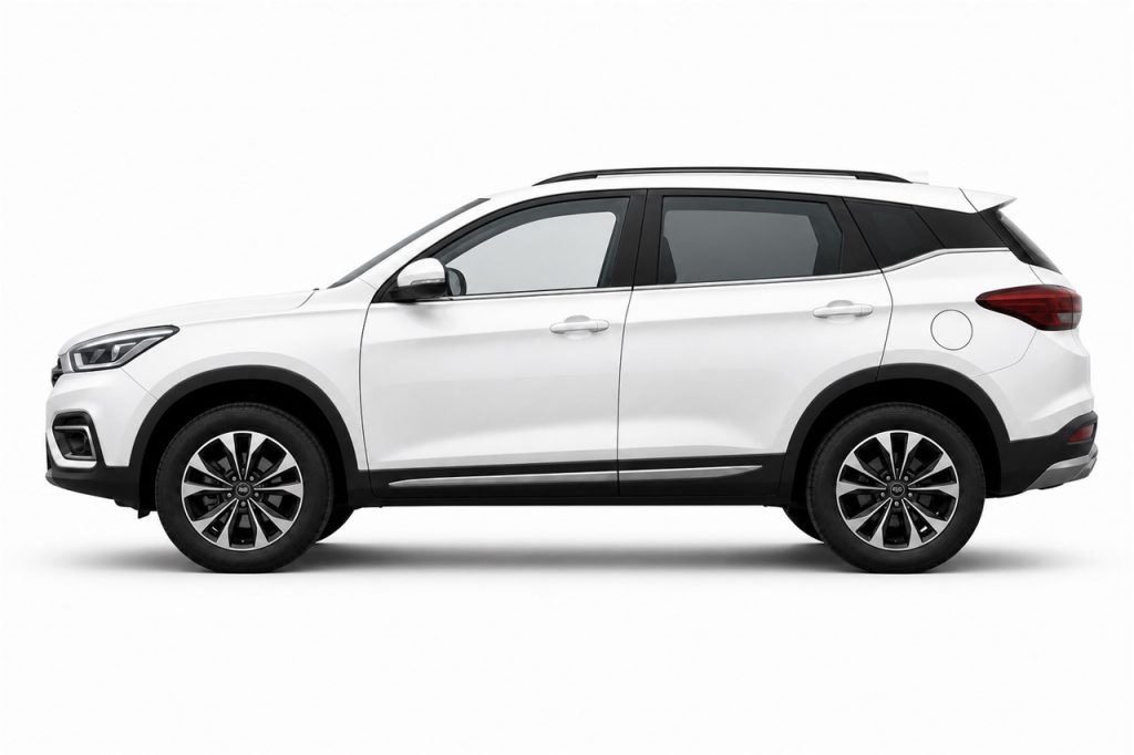 Chery Tiggo 7 первого поколения, строгий вид сбоку на светлом студийном фоне