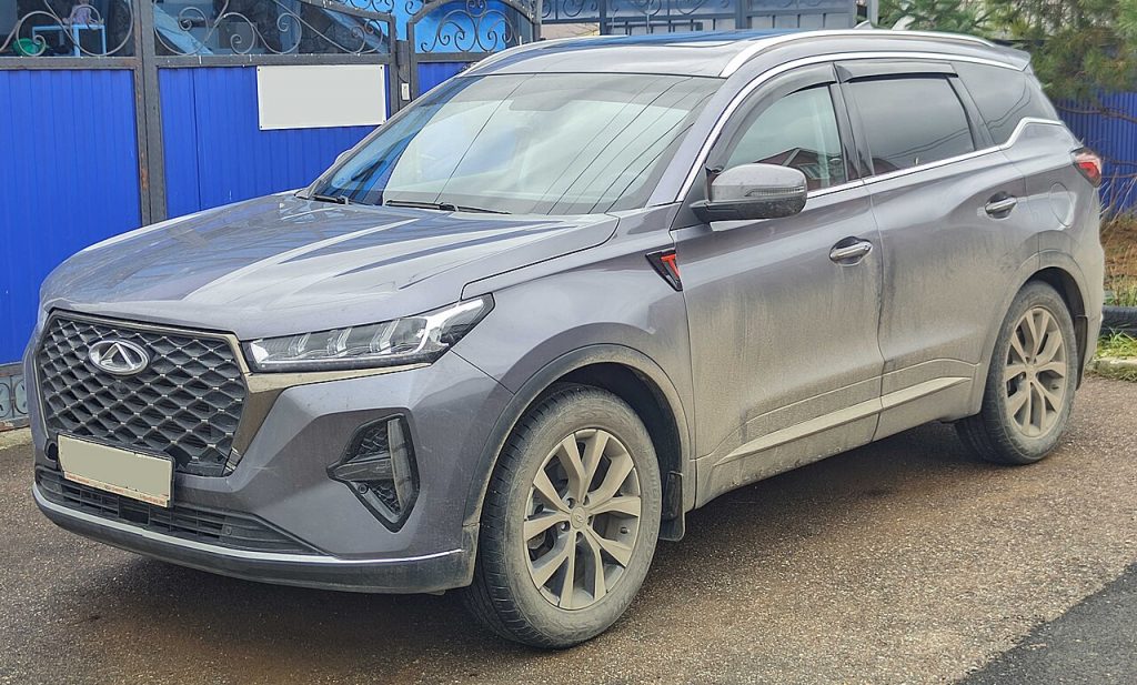 Серый Chery Tiggo 7 Pro Max, вид спереди в три четверти