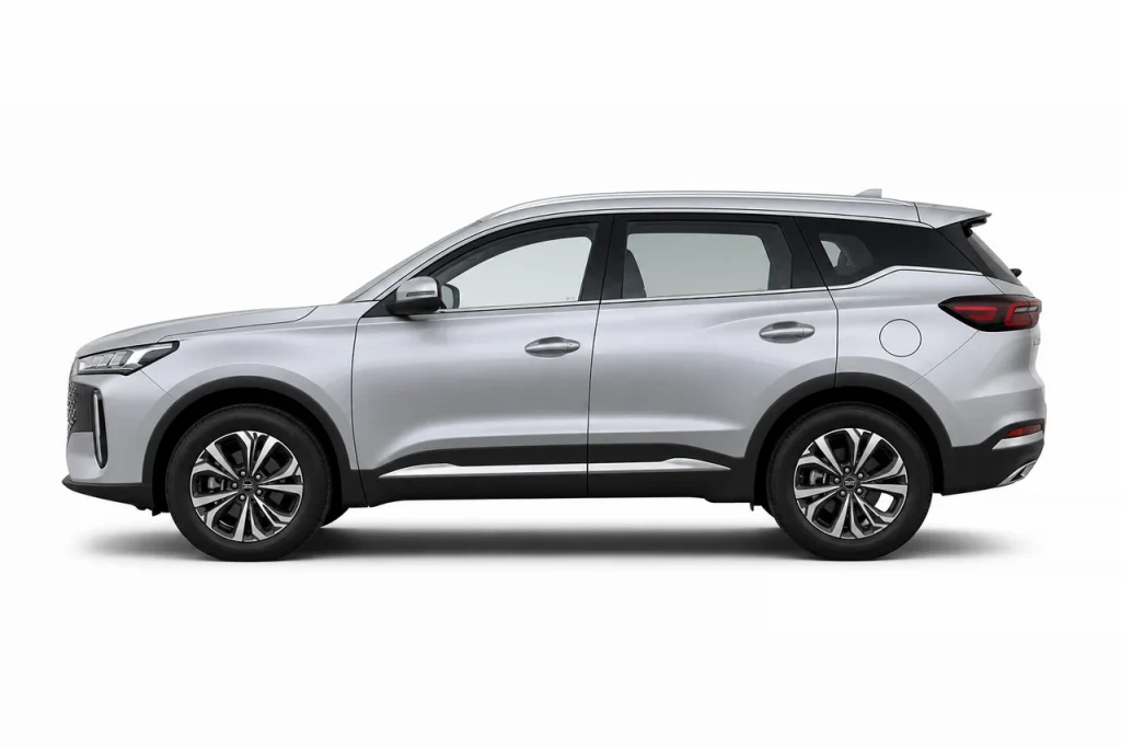 Серебристый Chery Tiggo 7 Pro Max, вид строго сбоку на светлом студийном фоне