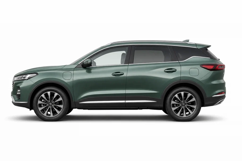 Зелёный Chery Tiggo 7 Pro Plug-in Hybrid, вид строго сбоку на светлом студийном фоне