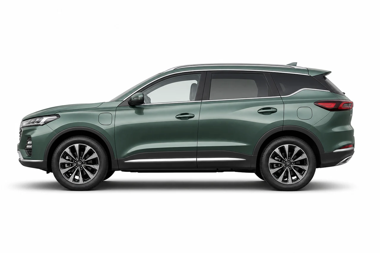 Зелёный Chery Tiggo 7 Pro Plug-in Hybrid, вид строго сбоку на светлом студийном фоне