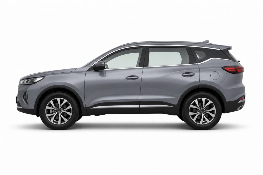 Chery Tiggo 7 Pro, строгий вид сбоку на светлом студийном фоне