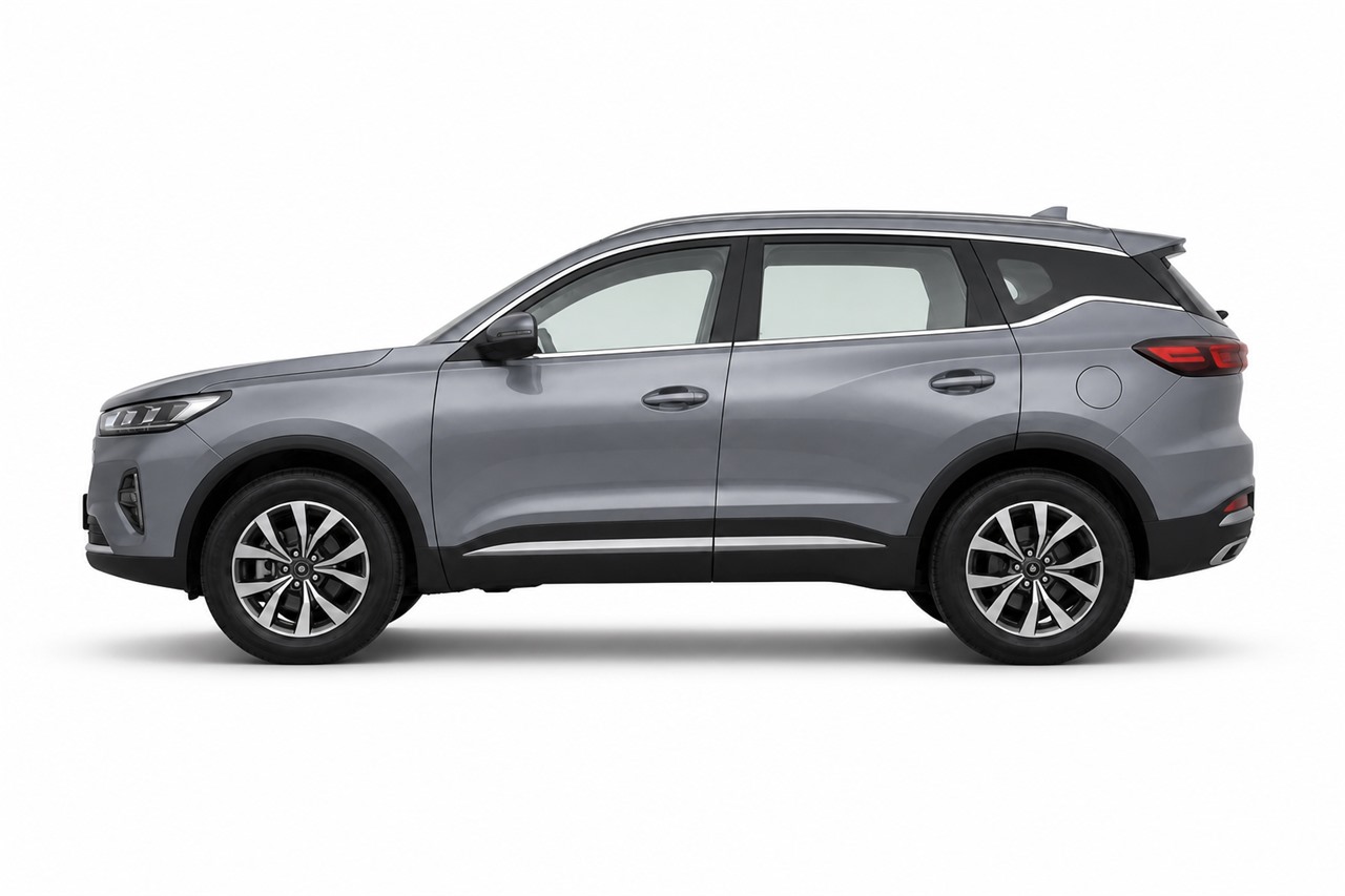 Chery Tiggo 7 Pro, строгий вид сбоку на светлом студийном фоне