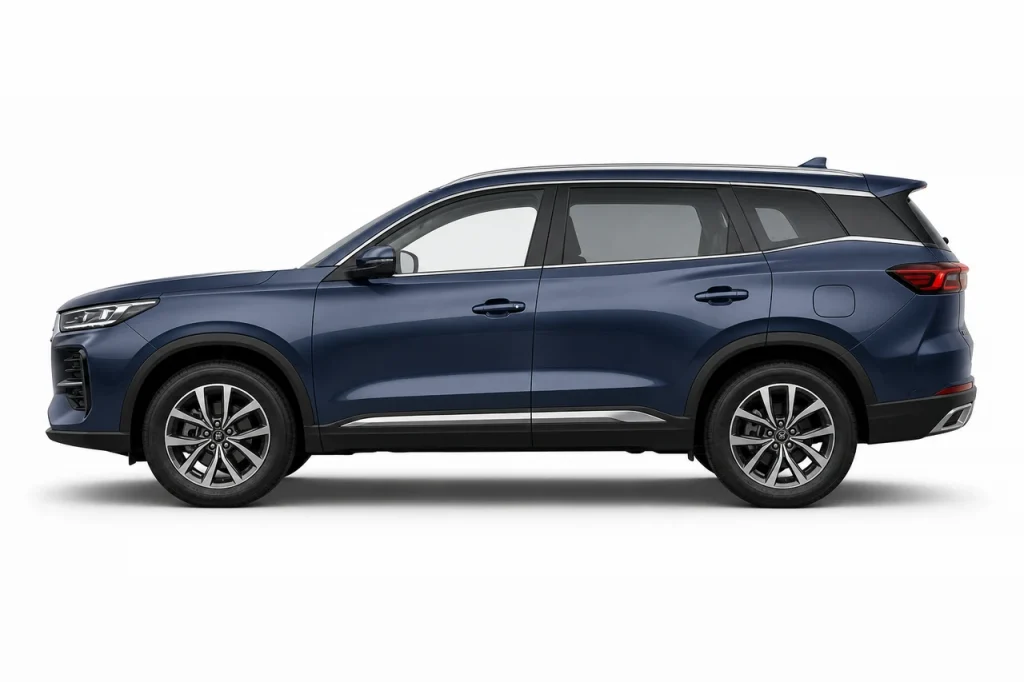 Тёмно-синий Chery Tiggo 7L, вид строго сбоку на светлом студийном фоне