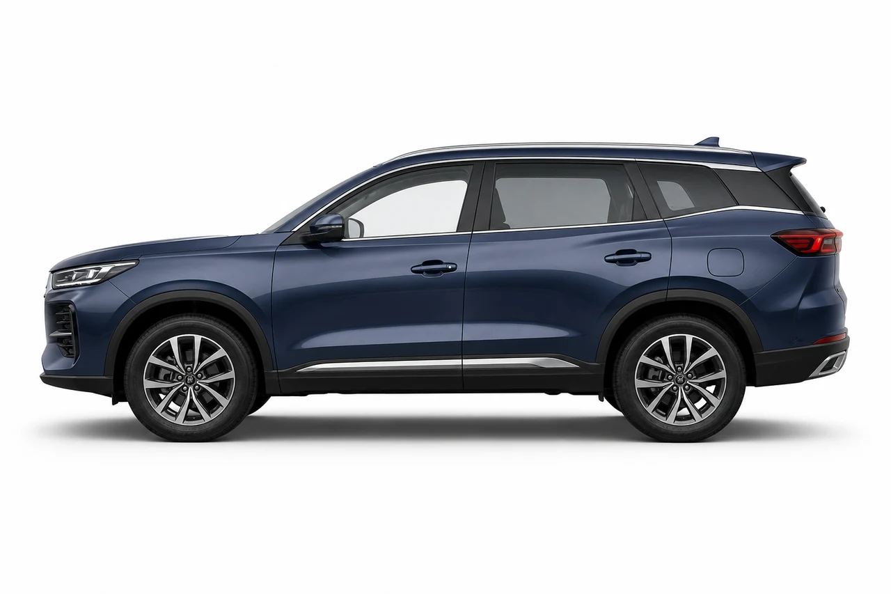 Тёмно-синий Chery Tiggo 7L, вид строго сбоку на светлом студийном фоне