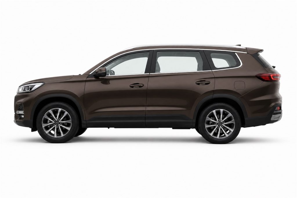 Chery Tiggo 8 первого поколения, строгий вид сбоку на светлом студийном фоне