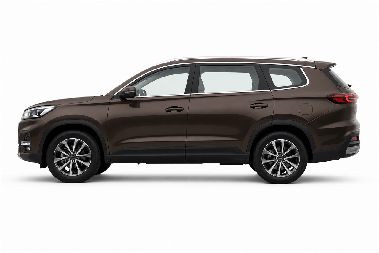 Chery Tiggo 8 первого поколения, строгий вид сбоку на светлом студийном фоне