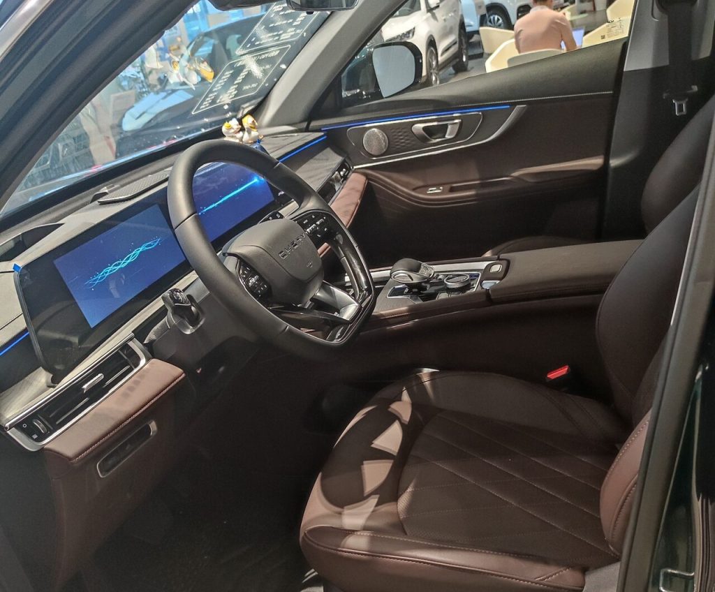 Передняя панель и салон Chery Tiggo 8 Pro