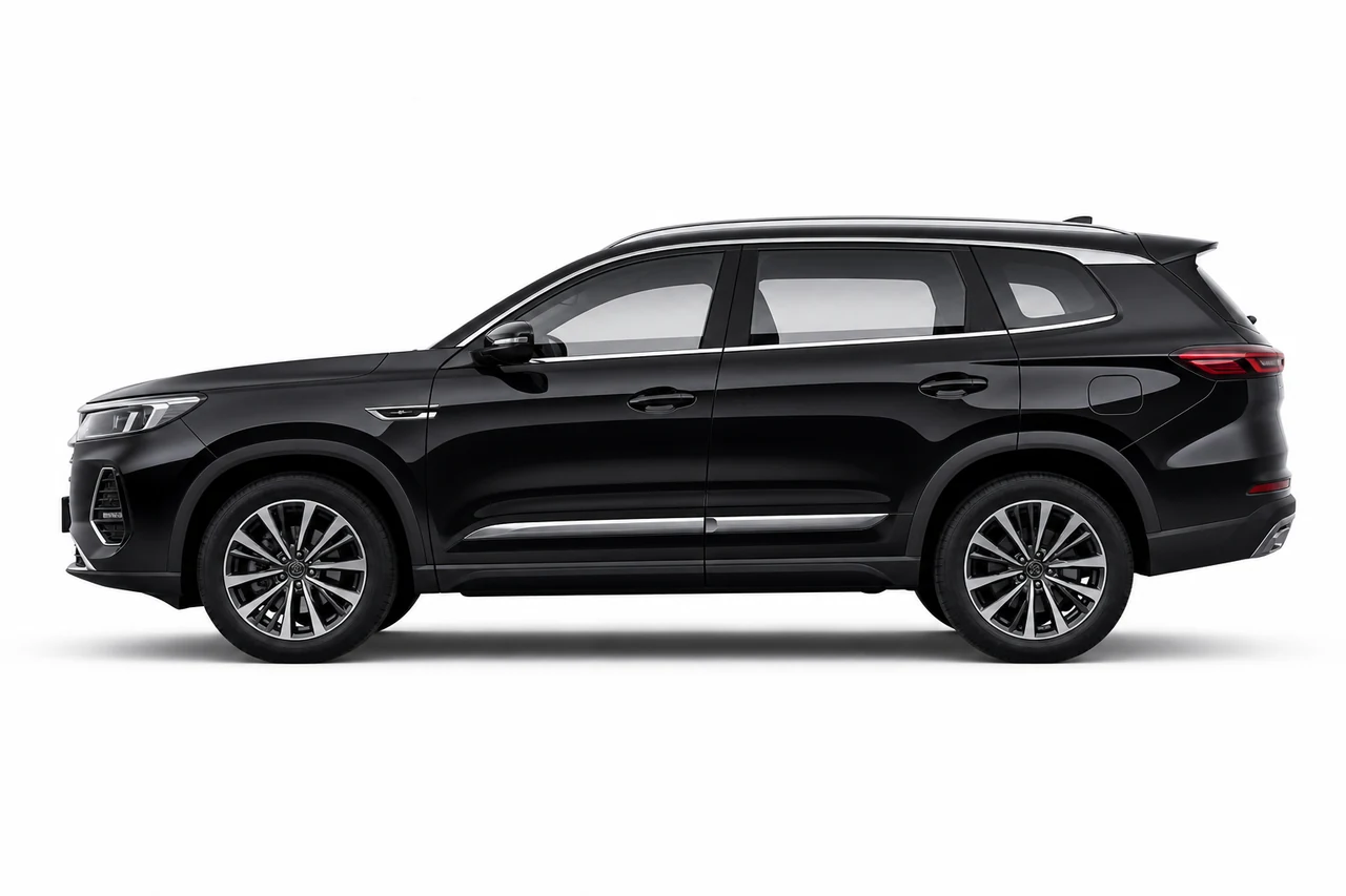 Чёрный Chery Tiggo 8 Pro Max, вид строго сбоку на светлом студийном фоне