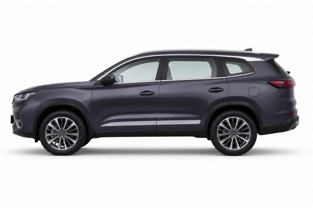 Chery Tiggo 8 Pro, строгий вид сбоку на светлом студийном фоне