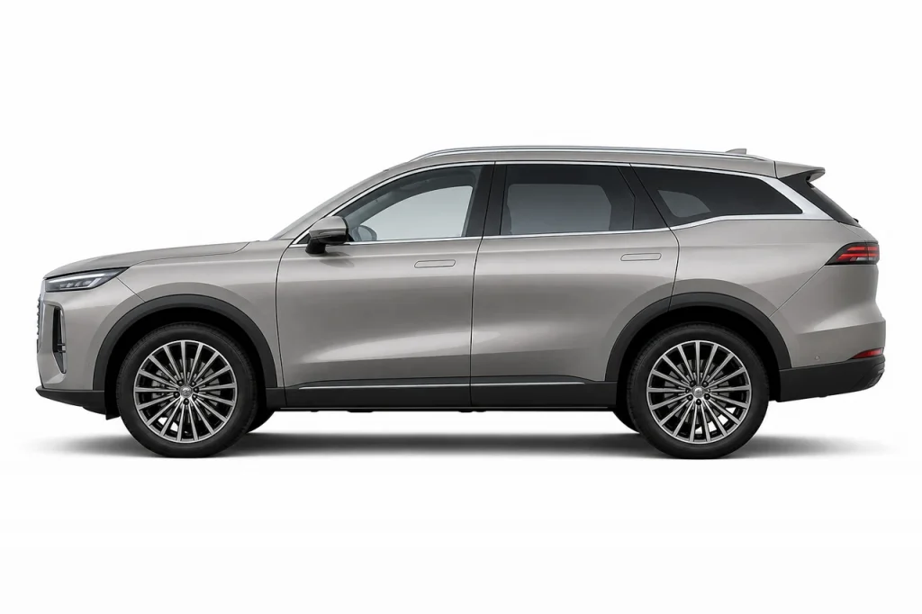 Светло-серый Chery Tiggo 9, вид строго сбоку на светлом студийном фоне