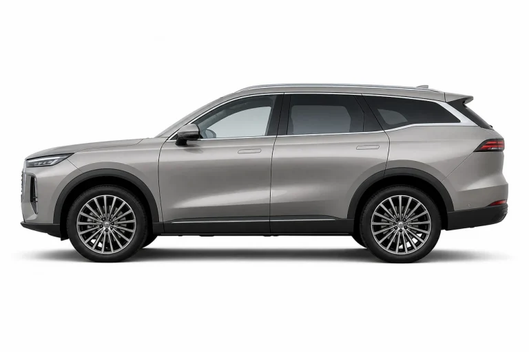 Светло-серый Chery Tiggo 9, вид строго сбоку на светлом студийном фоне