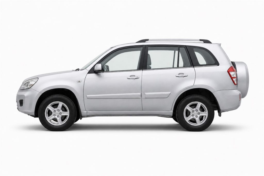 Chery Tiggo T11/FL, строгий вид сбоку на светлом студийном фоне